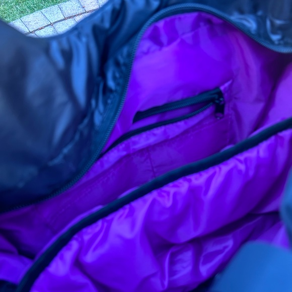 Champion puffer Tote  black with Purplr lining, Zip and snap closure - Picture 7 of 7